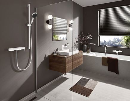 Szaro-brązowa łazienka z białą baterią z serii Hansgrohe Vivenis