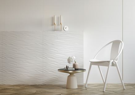 Strukturalna ściana w białej łazience