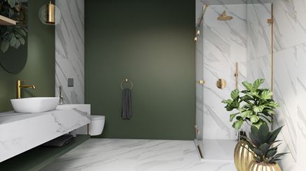 Marmurowa łazienka ze złotymi akcentami