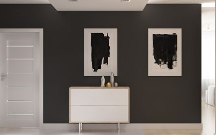 Komoda na nóżkach w przedpokoju