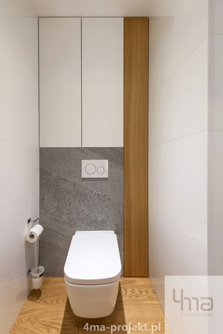 Toaleta z betonem i akcentem drewna na ścianie