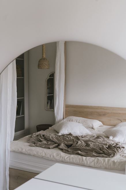 Detale sypialni w stylu boho - okrągłe lustro