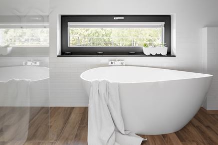 Strefa kąpielowa w łazience z niskim, prostokątnym oknem