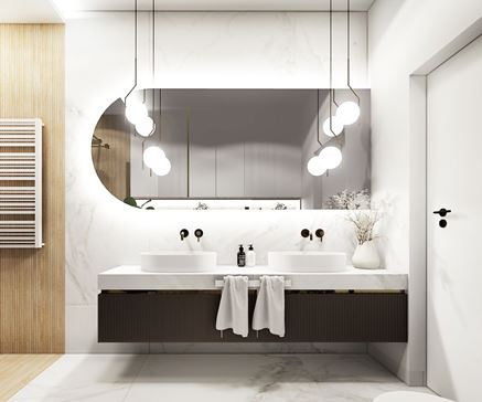 Biały marmur i drewniane struktury w aranżacji łazienki