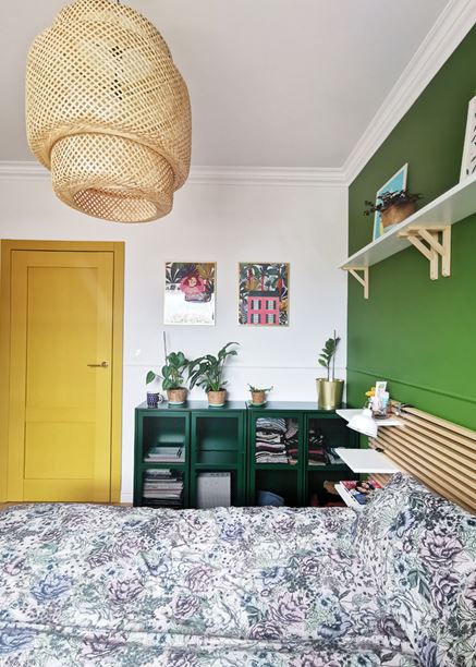 Żółte drzwi i zielone szafki w sypialni