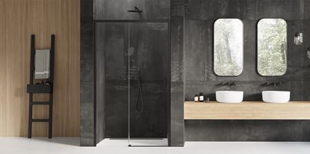 Nowoczesna łazienka z drzwiami wnękowymi z czarnymi profilami
