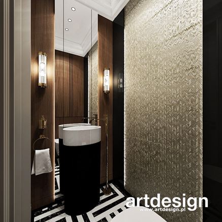 Toaleta ze złotą mozaiką ma ścianie