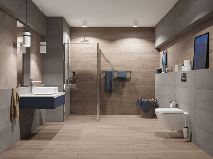 Aranżacja dużej łazienki z płytkami z motywem drewna