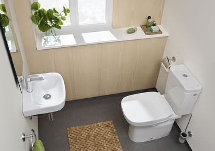 Toaleta w drewnie z białą ceramiką