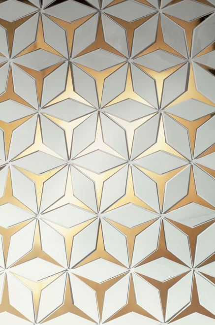 Detal mozaiki ze złotymi elementami z kolekcji Tubądzin Sophisticated