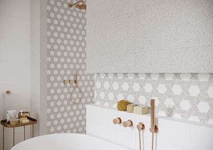 Terazzo i mozaikowe wykończenie ściany w łazience Opoczno Wilmi