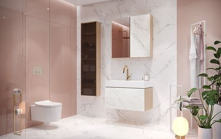 Różowa łazienka z marmurowymi wykończeniami