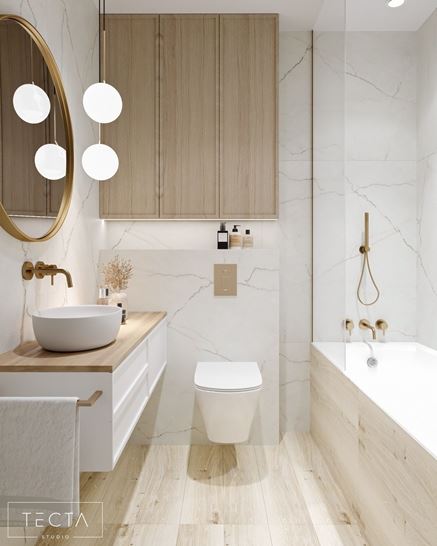Mała łazienka z wanną, białym marmurem i drewnem