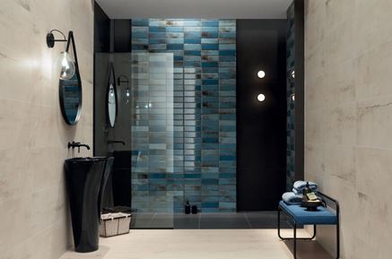 Łazienka glamour z cegiełkową, niebieską ścianą