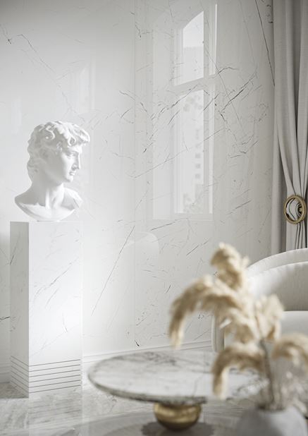 Ściana w salonie z polerowanym marmurze Thassos