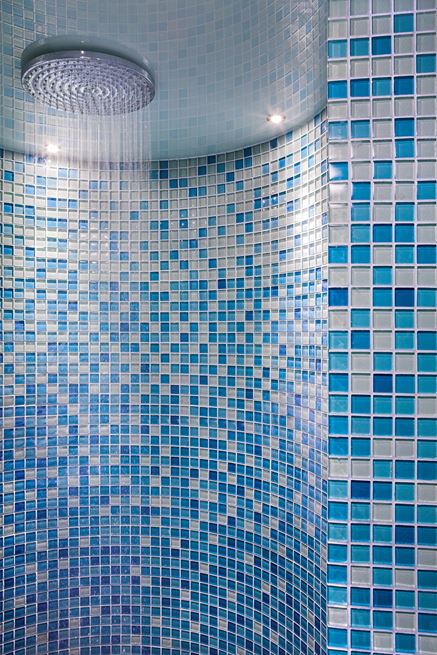 Ściana w strefie prysznica w mozaikowym wykończeniu Dunin Glass Mix