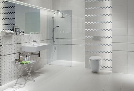 Biała łazienka z połyskliwą mozaiką