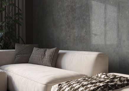 Antracytowe płytki Cerrad Textural w wykończeniu ściany w salonie