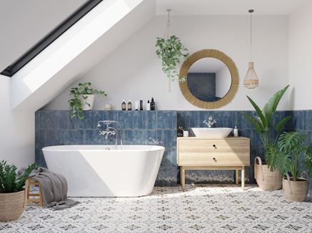 Biało-niebieska łazienka na poddaszu z patchworkową podłogą