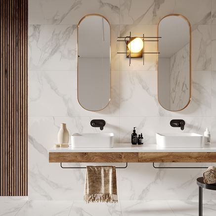 Nowoczesna łazienka w marmurze z drewnianymi akcentami