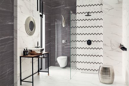 Łazienka w stylu glamour wykończona marmurowymi płytami