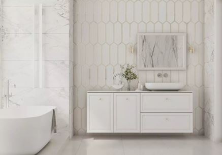 Biała łazienka w stylu glamour