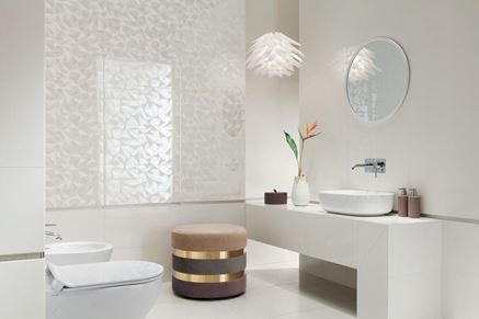 Biała łazienka z płytkami z delikatnym wzorem