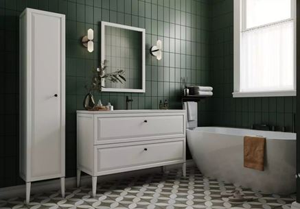 Zielona łazienka z białymi meblami Oristo Montebianco