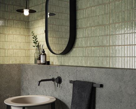 Ściana w łazience w zielonej mozaice