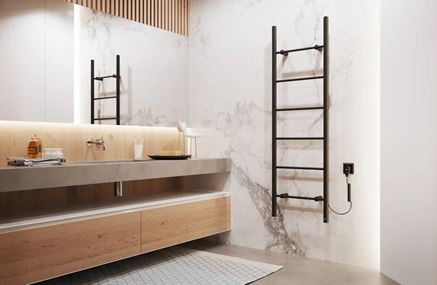 Marmurowa łazienka z drewnianymi meblami