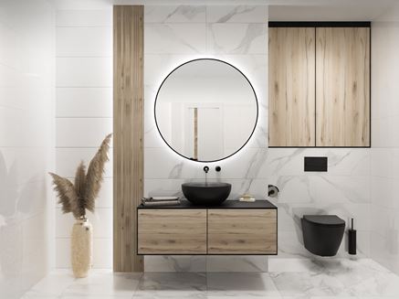 Marmurowe płytki Vijo Statuaria w aranżacji łazienki z dodatkiem drewna