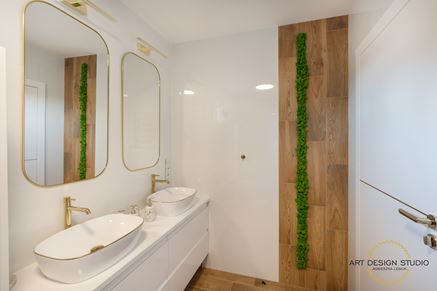Biała łazienka z akcentem mchu i drewna