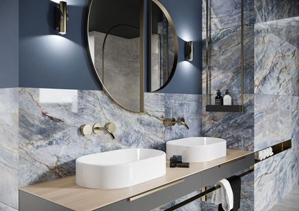 Niebieska łazienka w polerowanym wykończeniu Cerrad Brazilian Quartzite