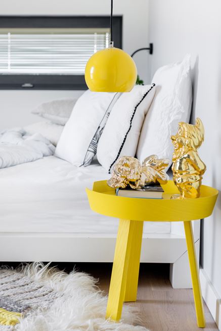 Żółte detale aranżacji nowoczesnej sypialni