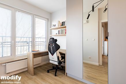 Domowe biuro w drewnie i szarości