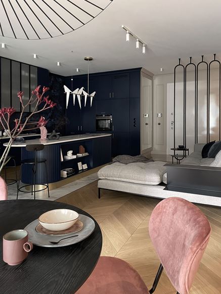 Salon i granatowa kuchnia w projekcie Sobkowiak Architektura, fot. Wiktoria Wasiak