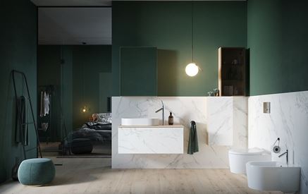 Zielona łazienka z marmurowym wykończeniem
