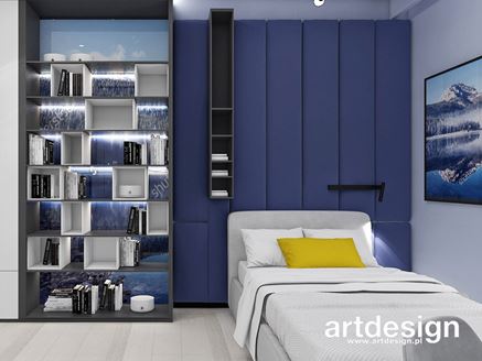 Sypialnia chłopca z niebieskimi panelami na ścianei