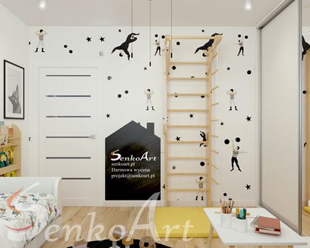 Biała ścianka z drewnianymi drabinka w pokoju dziecka