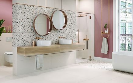 Biało-różowa łazienka z płytami Cersanit Hika