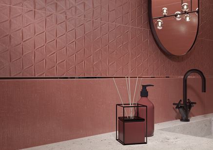 Ściana w łazience z czerwonymi płytkami