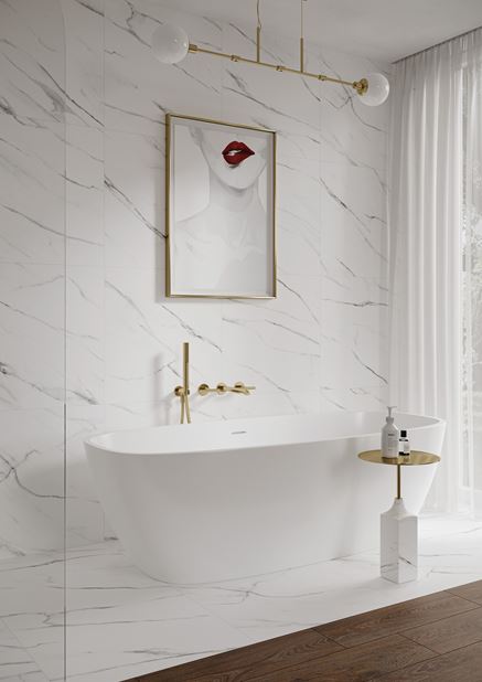 Biało-brązowa łazienka glamour z wanną wolnostojącą i złotą baterią