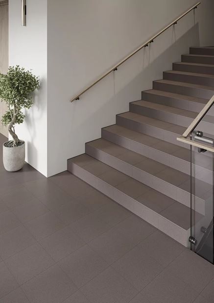 Klatka schodowa w wykończeniu gresem technicznym Paradyż Salti Grey
