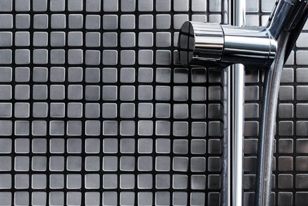 Metalowa mozaika w strefie prysznicowej