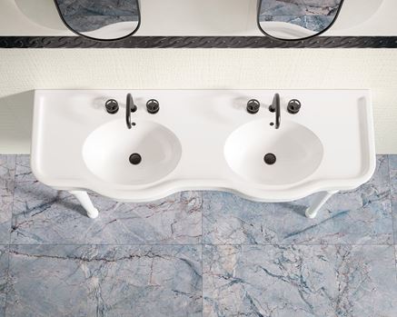 Biała łazienka w strukturze z marmurową podłogą