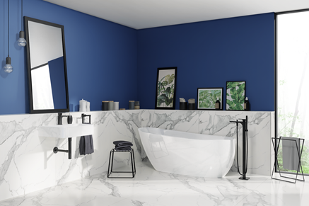 Biało-niebieska łazienka z marmurowymi wykończeniem