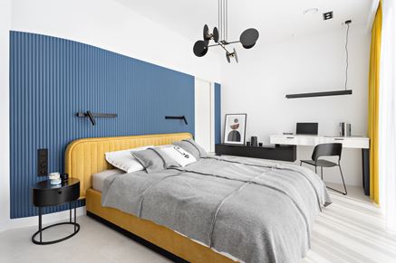 Sypialnia z niebieską ścianą