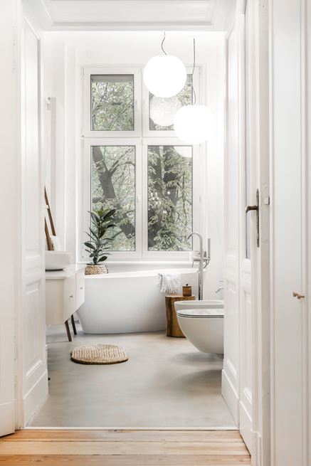 Biała łazienka z oknem w kamienicy