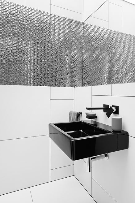 Czarno-biała łazienka ze srebrnę mozaiką Dunin Glass Mix