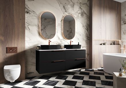 Czarno-biała łazienka w kamieniu z dodatkiem brązowego drewna